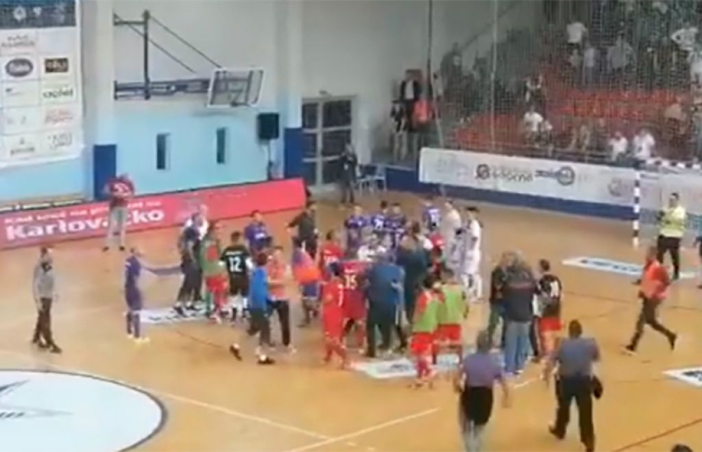 Opća tučnjava nakon utakmice u Makarskoj, navijači i policija upali u teren