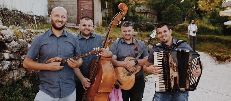 Mokarski tamburaši briljiraju u novoj pjesmi!