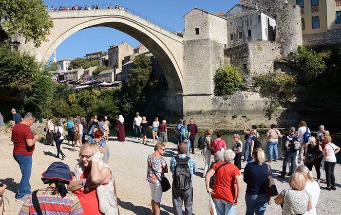Mostar: Stara gradska jezgra prepuna je turista iz raznih krajeva svijeta