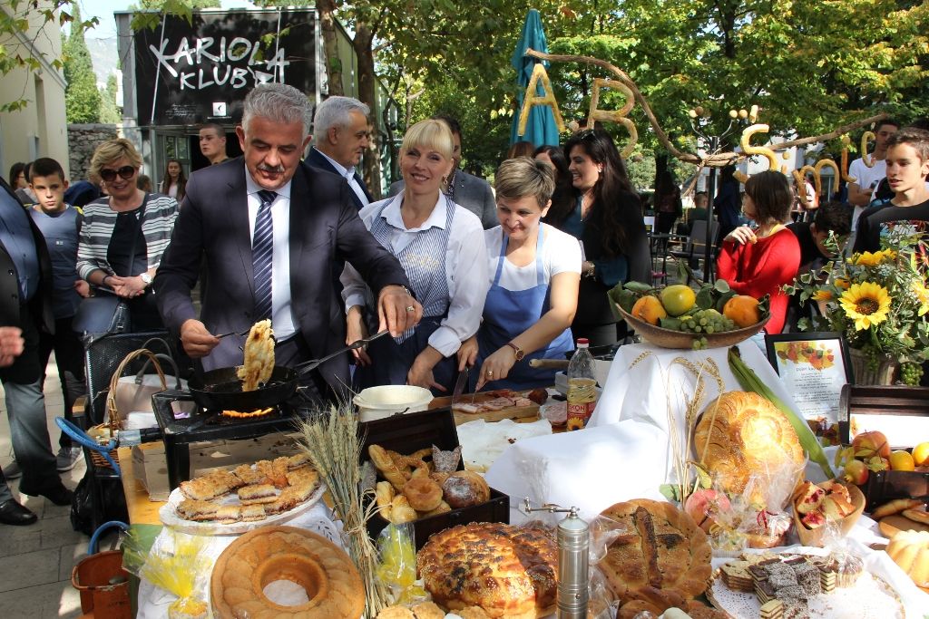 Nevenko Herceg pekao uštipke u Mostaru: Naša je obveza poštovati blagodati zemlje