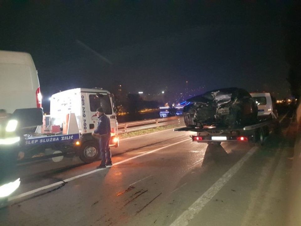 Jedna osoba preminula usljed teških tjelesnih ozljeda u lančanom sudaru Renaulta, BMW-a i kombija