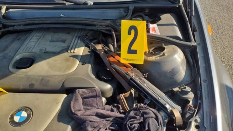 Kod vozačice iz BiH pronađena automatska puška s streljivom