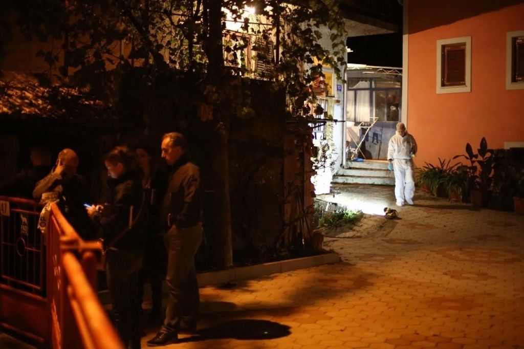 U kući kod Rijeke pronađeno tijelo žene, na stepenicama ispred kuće puška