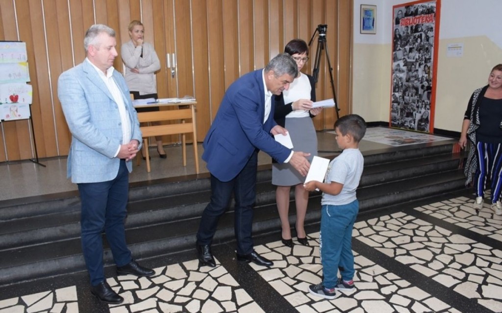 Novčana donacija za romsku djecu koja se školuje