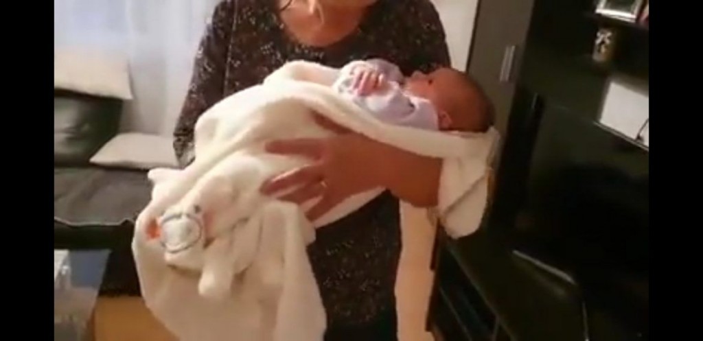 Hit koji je oduševio internet: Poslušajte kako baka iz Imotskog uspavljuje bebu
