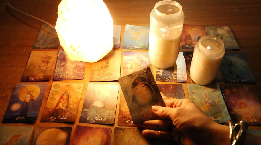 Slomio curi gležanj nakon što su tarot-karte pokazale da je vara: 'Karte nikad ne lažu'