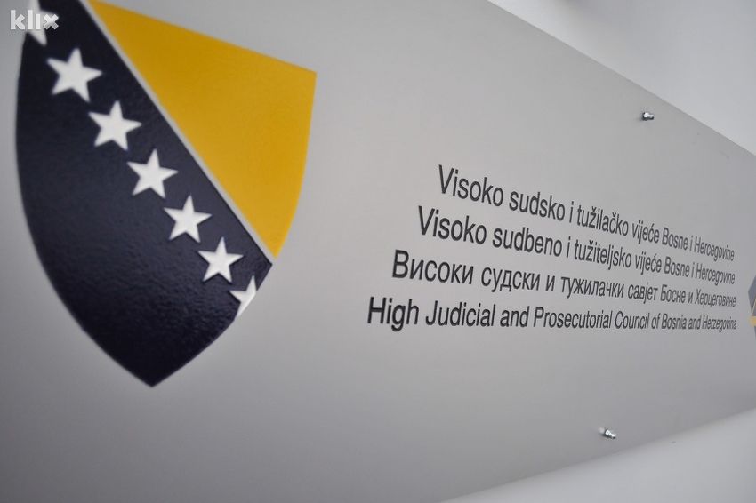 Javni prosvjed VSTV-u zbog neprimjerene komunikacije s medijima