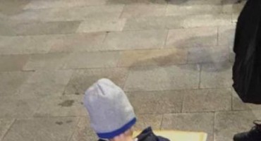 Fotografija koja slama srca: Petogodišnji dječak bez doma hrani se na ulici u Dublinu
