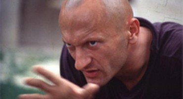 Samoprozvani kiropraktičar terorizira cijelo selo: Hoda polugol sa sjekirom, napada i skida se pred mještanima!