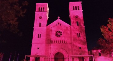 Široki Brijeg: 'Didakova bazilika' zasjala rozom bojom