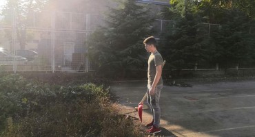 Mostarski učenici čistili okoliš ispred škole