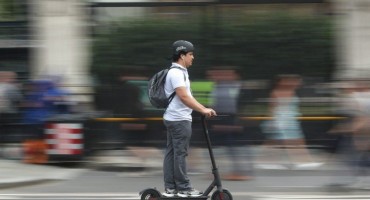 Francuska uredila prometovanje električnih romobila, najveća brzina 25 na sat