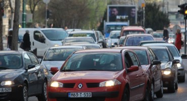 Sarajevo, zapaljen automobil, gužve