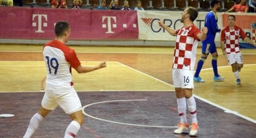 I ova reprezentacija Hrvatske ima svoga Luku, i on je nosio dres s lentom crvenom!