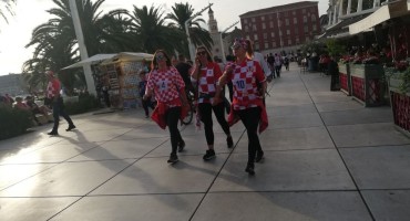 Split u kockicama: Navijači okupirali Rivu