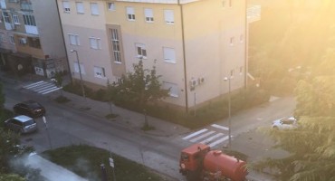 Gorilo smeće u Mostaru, vatrogasci brzom reakcijom spasili parkirana vozila
