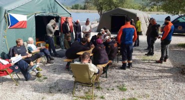 Ronioci Federalne uprave civilne zaštite traže bombe na dnu Mostarskog jezera