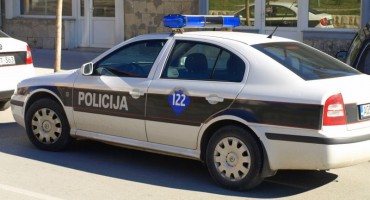 pljačka, marihuana, policija, napad, žena, žvake