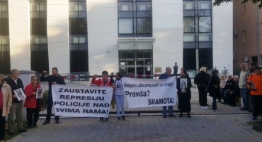 Članovi 'Pravde za Davida' ispred suda u Banjoj Luci uoči saslušanja Radanović