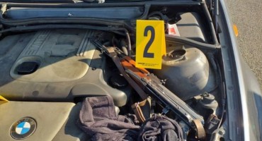 Kod vozačice iz BiH pronađena automatska puška s streljivom