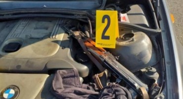 Kako je žena za volanom BMW-a u motoru sakrila automatsku pušku