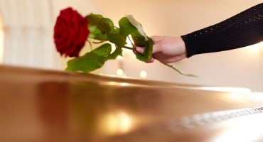 Starac sam sebi iskopao grob, kupio sanduk pa se objesio