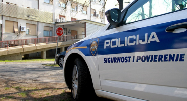 tridesetsedmogodišnjak, zatočio roditelje