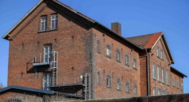 Polugoli tinejdžer penjao se uz zid zatvora kako bi se pomirio s djevojkom