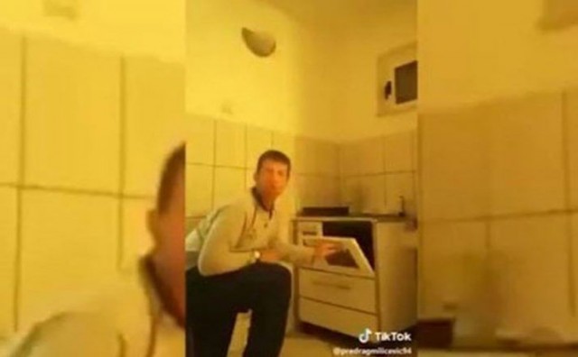 VIDEO/ Gruđanin vratima pećnice odsvirao Usherovu pjesmu i postao hit na Facebooku