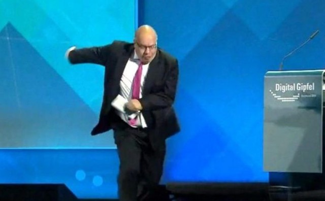 VIDEO/ Njemački ministar pao s pozornice i ozlijedio glavu