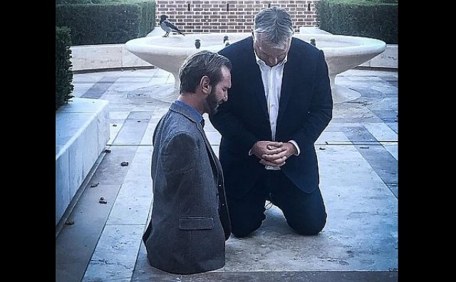 'SLAVA BOGU' Mađarski premijer oduševio svijet fotografijom zajedničke molitve s Nickom Vujičićem