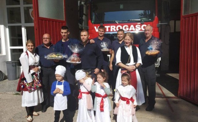 Mostarski mališani počastili slasticama vatrogasce, policajce i djelatnike Hitne