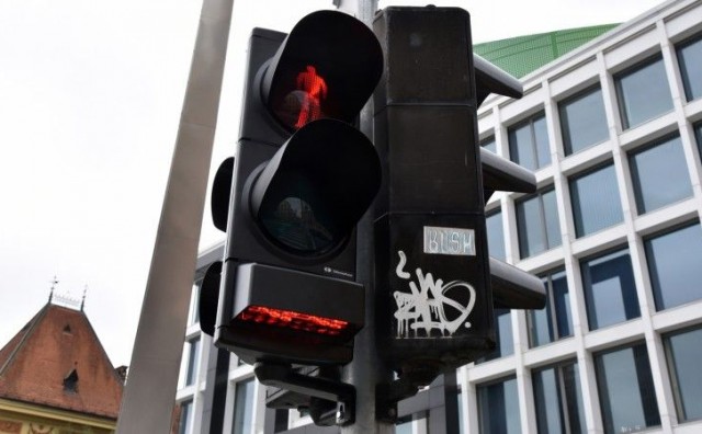 Zagreb dobio semafor koji pješake zadubljene u mobitel upozorava na crveno