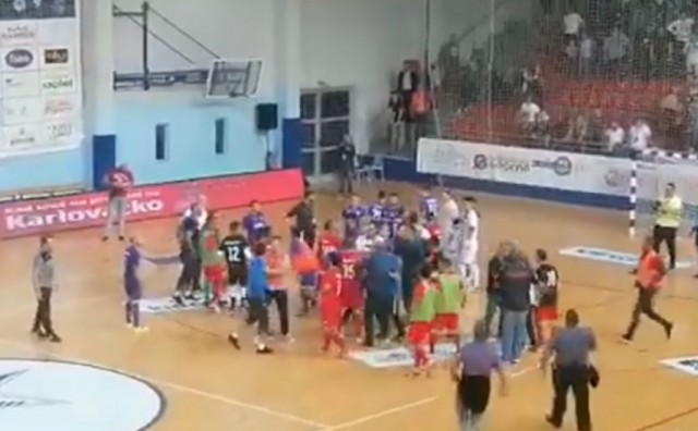 Opća tučnjava nakon utakmice u Makarskoj, navijači i policija upali u teren