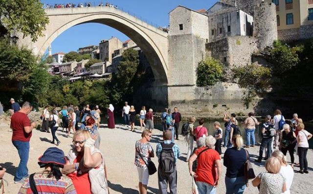 Mostar: Stara gradska jezgra prepuna je turista iz raznih krajeva svijeta