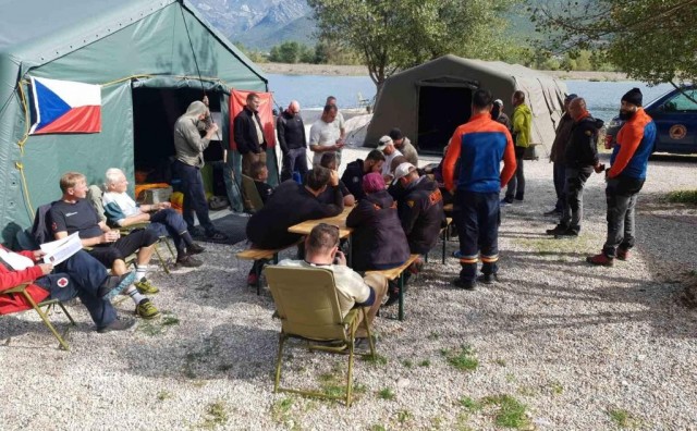 Ronioci Federalne uprave civilne zaštite traže bombe na dnu Mostarskog jezera