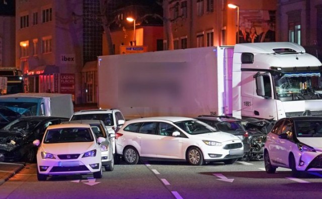 Njemačka: Ukrao kamion i gazio sve pred sobom, 17 osoba ozlijeđeno