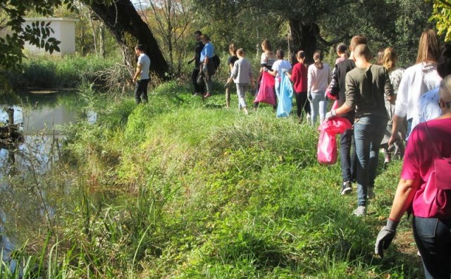 Školarci čistili put do kupališta Baščine: 'Što smo se više približavali kupalištu, nalazili smo sve više i više otpada'