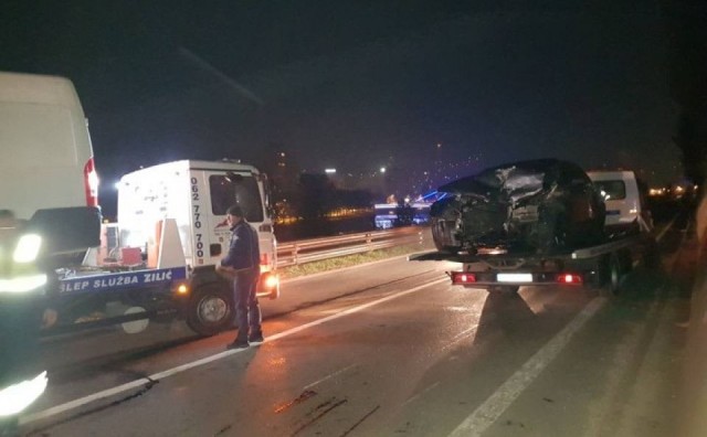 Jedna osoba preminula usljed teških tjelesnih ozljeda u lančanom sudaru Renaulta, BMW-a i kombija