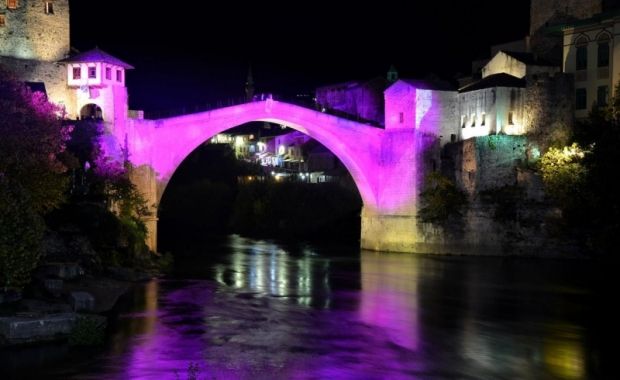 Simbol grada Mostara u ružičastoj svjetlosti