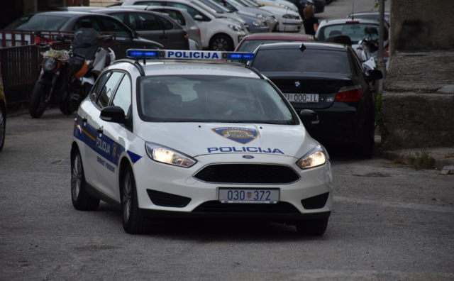 Dubrovački taksist bježao policiji pa jednom policajcu pregazio nogu