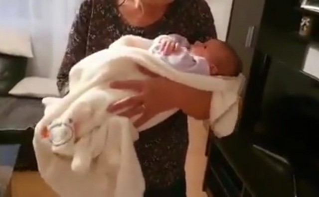 Hit koji je oduševio internet: Poslušajte kako baka iz Imotskog uspavljuje bebu