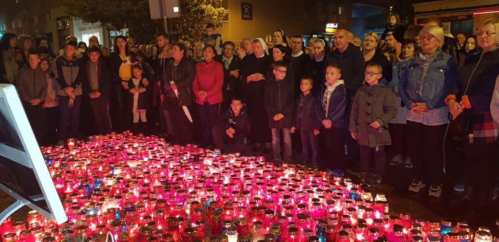 FOTO: Građani Mostara u Vukovarskoj ulici zapalili svijeće 