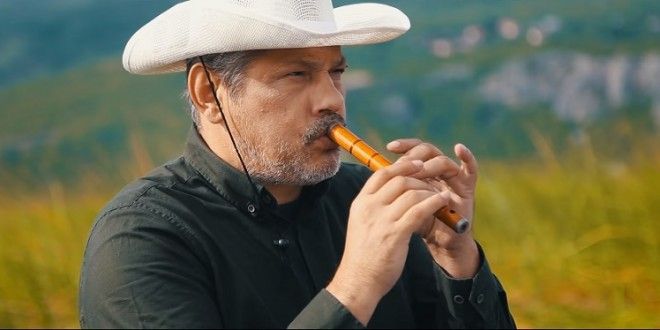 (VIDEO) Pogledajte kako Slaven Knezović sjajno glumi u novom spotu “Spustio se oblak” poznatog pjevača Zorana Begića