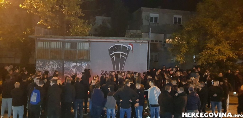 (FOTO VIDEO) Mostar: Ultrasi odali počast Vukovaru