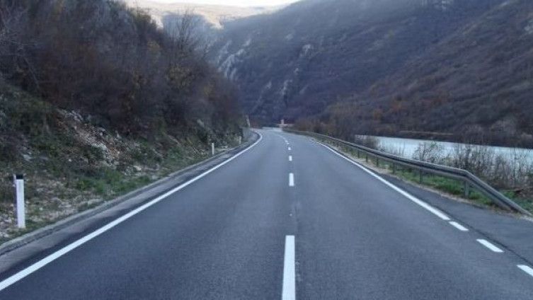 Prometuje se po suhim ili djelomično vlažnim kolnicima