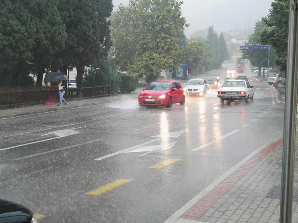 Na mjestima pod maglom kolnici su vlažni i skliski
