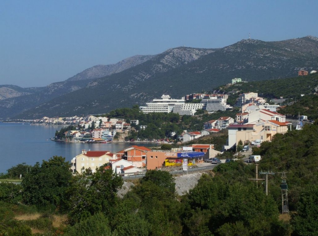 Devetogodišnji dječak iz Neuma spava u starom autu ispred zgrade jer su ga roditelji izbacili iz stana