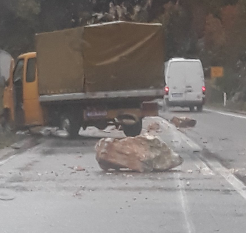 Kamen se odronio i pao na kamion kod Mostara, vozač ozlijeđen