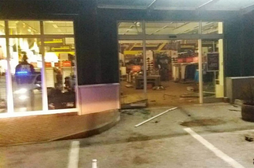 Bugojno: Automobilom se zabili u radnju, ukrali veliku količinu stvari